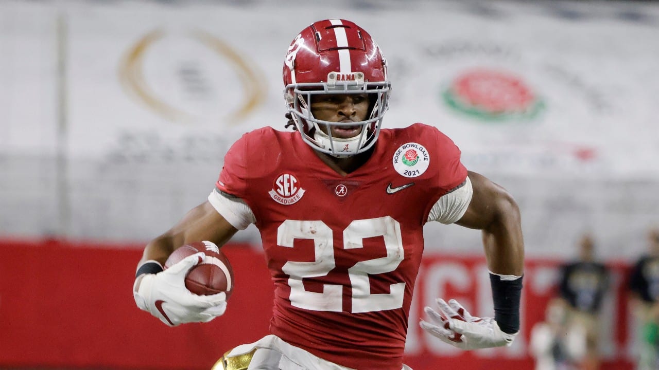 Alabama running back Najee Harris (22) runs with the ball