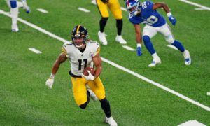 Pittsburgh Steelers wide receiver Chase Claypool (11) runs the ball