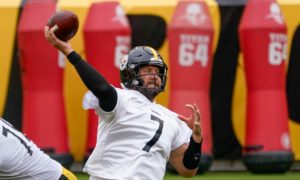 Pittsburgh Steelers quarterback Ben Roethlisberger (7) passes during an NFL football practice