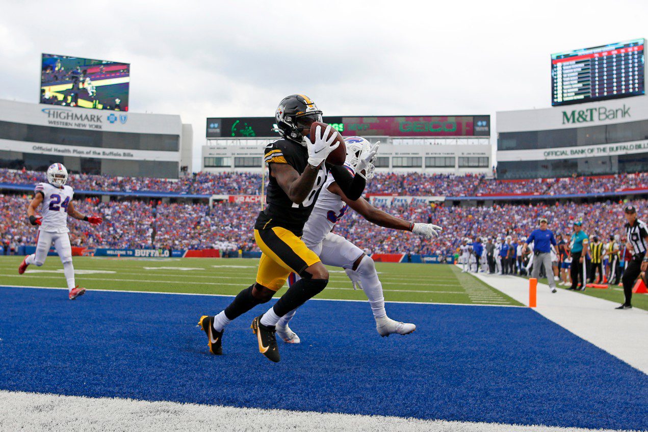 Pittsburgh Steelers wide receiver Diontae Johnson (18) hauls in a touchdown pass