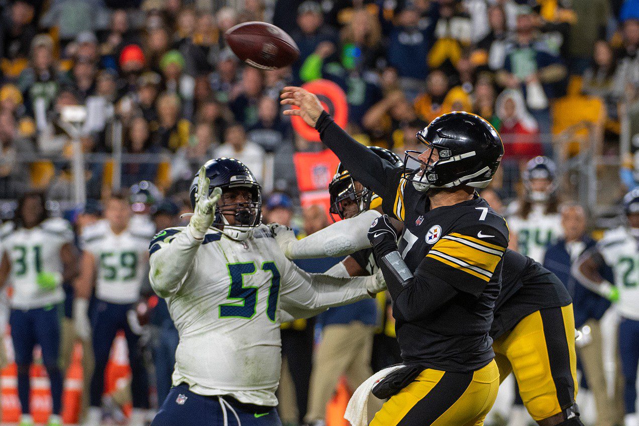 Pittsburgh Steelers quarterback Ben Roethlisberger (7) passes under pressure