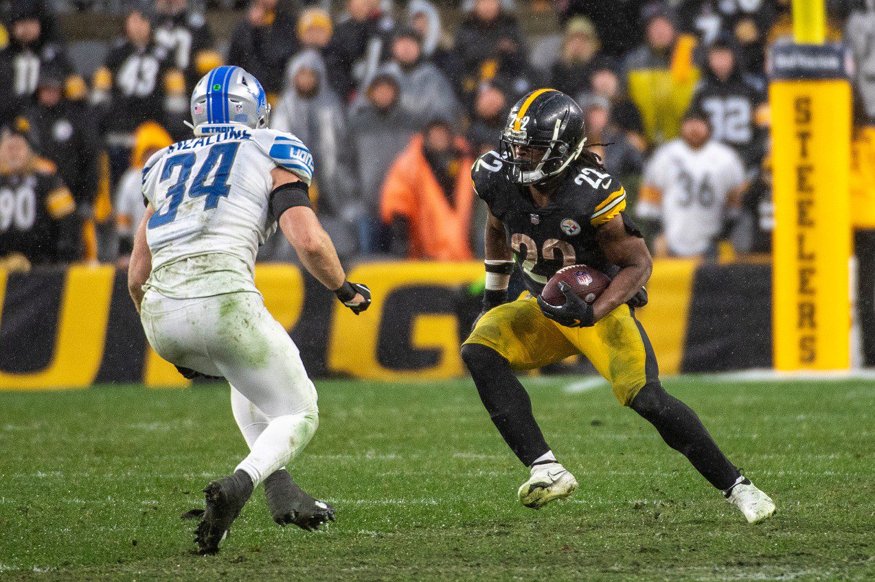 Pittsburgh Steelers running back Najee Harris (22) plays against the Detroit Lions